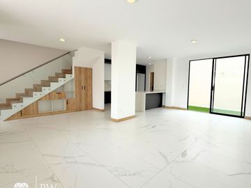 Casa en Tumbaco a estrenar, cerca a la plaza Hilacril