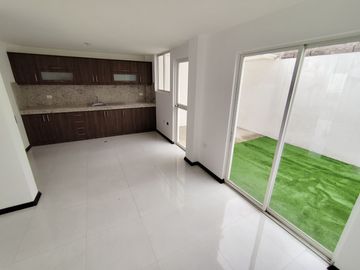 🏠 CASA 2 PLANTAS 3 DORMITORIOS CON TERRAZA -  $78,000.oo (Marianitas de Calderón)