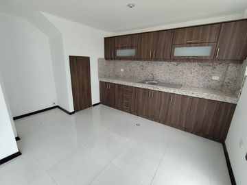 🏠 CASA 2 PLANTAS 3 DORMITORIOS CON TERRAZA -  $78,000.oo (Marianitas de Calderón)