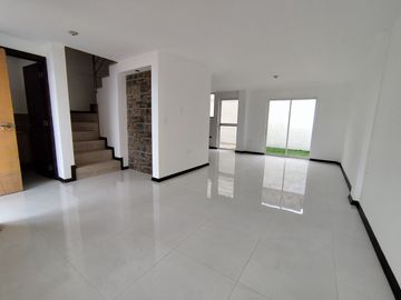 🏠 CASA 2 PLANTAS 3 DORMITORIOS CON TERRAZA -  $78,000.oo (Marianitas de Calderón)