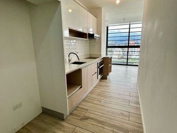 VENDO SUITE EN LA AV. 6 DE DICIEMBRE Y GASPAR DE VILLAROEL