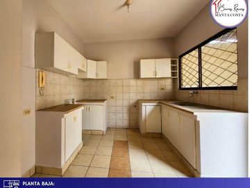 Casa en Venta, 3 dormitorios, Ubicada muy cerca del Hospital del IESS de Manta
