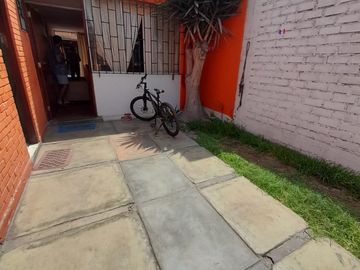 CASA EN URB. PALMERAS