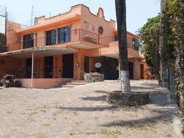 VENDO EDIFICIO COMERCIAL CON USO DE SUELO, COL. JACARANDAS