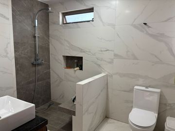 CASA EN EL ÁLAMO INDUSTRIAL, TLAQUEPAQUE, CON EXCELENTES ACABADOS