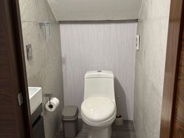 CASA EN EL ÁLAMO INDUSTRIAL, TLAQUEPAQUE, CON EXCELENTES ACABADOS