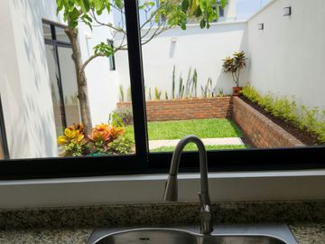 En Fracc. Las Palomas, casa nueva con jardín, 3 habitaciones, una en planta baja
