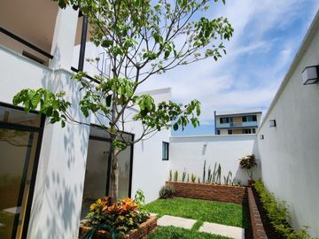 En Fracc. Las Palomas, casa nueva con jardín, 3 habitaciones, una en planta baja