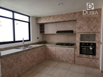 En Fracc. Las Palomas, casa nueva con jardín, 3 habitaciones, una en planta baja
