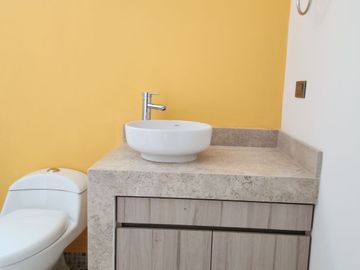 En Fracc. Las Palomas, casa nueva con jardín, 3 habitaciones, una en planta baja