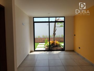 En Fracc. Las Palomas, casa nueva con jardín, 3 habitaciones, una en planta baja