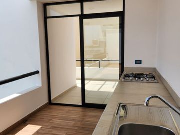 En Fracc. Las Palomas, casa nueva con jardín, 3 habitaciones, una en planta baja