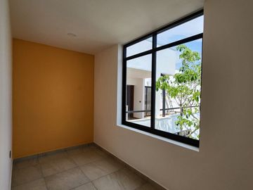 En Fracc. Las Palomas, casa nueva con jardín, 3 habitaciones, una en planta baja