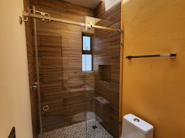 En Fracc. Las Palomas, casa nueva con jardín, 3 habitaciones, una en planta baja