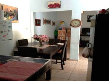 Vendo casa habitación con tres departamentos en la Colonia Agrícola Oriental, alcaldía Iztacalco, CDMX.