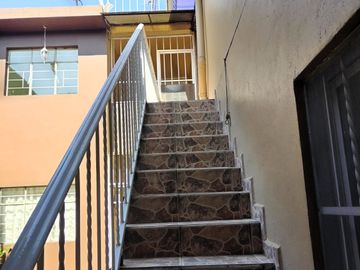 Vendo casa habitación con tres departamentos en la Colonia Agrícola Oriental, alcaldía Iztacalco, CDMX.