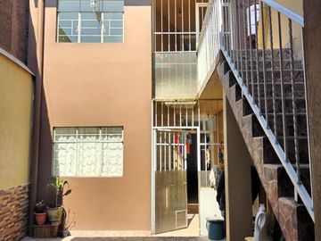 Vendo casa habitación con tres departamentos en la Colonia Agrícola Oriental, alcaldía Iztacalco, CDMX.