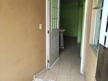 Vendo casa habitación con tres departamentos en la Colonia Agrícola Oriental, alcaldía Iztacalco, CDMX.