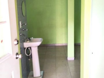 Vendo casa habitación con tres departamentos en la Colonia Agrícola Oriental, alcaldía Iztacalco, CDMX.