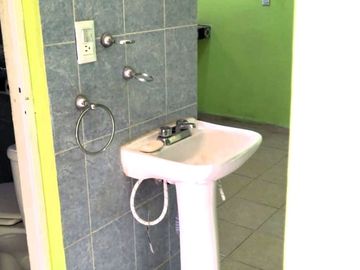 Vendo casa habitación con tres departamentos en la Colonia Agrícola Oriental, alcaldía Iztacalco, CDMX.