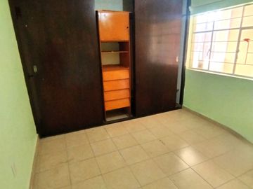 Vendo casa habitación con tres departamentos en la Colonia Agrícola Oriental, alcaldía Iztacalco, CDMX.