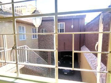 Vendo casa habitación con tres departamentos en la Colonia Agrícola Oriental, alcaldía Iztacalco, CDMX.