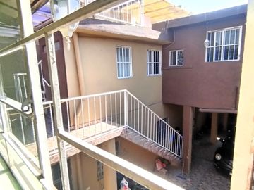 Vendo casa habitación con tres departamentos en la Colonia Agrícola Oriental, alcaldía Iztacalco, CDMX.