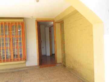 SE VENDE CASA 3 DORMITORIOS 1 BAÑO Y ESTACIONAMIENTO