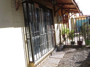 SE VENDE CASA 3 DORMITORIOS 1 BAÑO Y ESTACIONAMIENTO