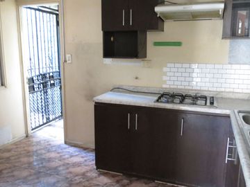 SE VENDE CASA 3 DORMITORIOS 1 BAÑO Y ESTACIONAMIENTO