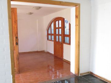 SE VENDE CASA 3 DORMITORIOS 1 BAÑO Y ESTACIONAMIENTO