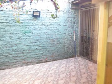 SE VENDE CASA 3 DORMITORIOS 1 BAÑO Y ESTACIONAMIENTO