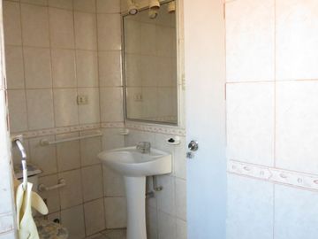 SE VENDE CASA 3 DORMITORIOS 1 BAÑO Y ESTACIONAMIENTO