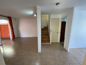 Casa de 4D-3B-2E en Microbarrio de Villa Jardines de Santa María, Maipú.
