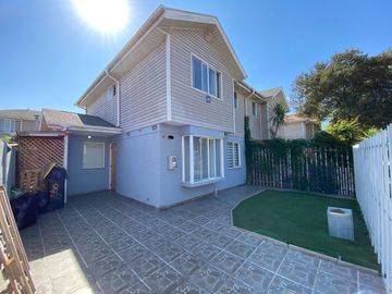 Casa de 4D-3B-2E en Microbarrio de Villa Jardines de Santa María, Maipú.