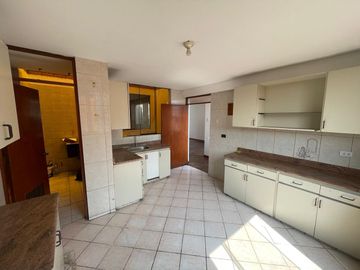 Se Vende Amplio Departamento 3er piso en Breña