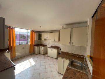 Se Vende Amplio Departamento 3er piso en Breña