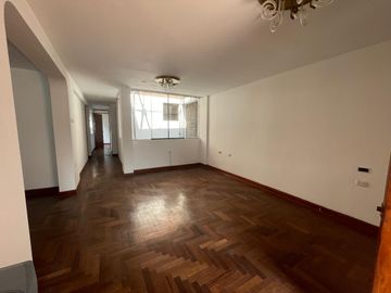 Se Vende Amplio Departamento 3er piso en Breña