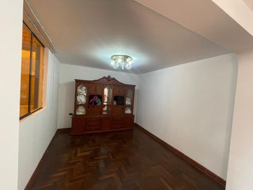 Se Vende Amplio Departamento 3er piso en Breña