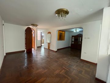 Se Vende Amplio Departamento 3er piso en Breña