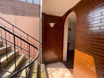Se Vende Amplio Departamento 3er piso en Breña