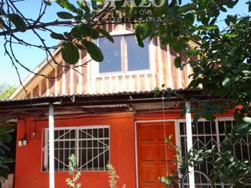 Casa con terreno de 390 m2 y dos casas adicionales más jardín a precio rebajado