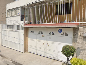 Casa en remate. Retorno 3 de Cecilio Robelo, Jardín Balbuena, Venustiano Carranza, CDMX.