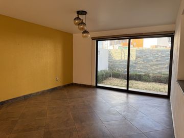 Casa en VENTA sobre Av. Villas del Monte, Fracc. Montaña Monarca en Altozano. SW5038