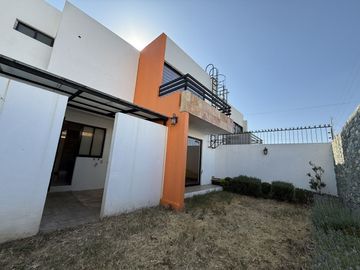 Casa en VENTA sobre Av. Villas del Monte, Fracc. Montaña Monarca en Altozano. SW5038