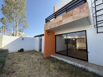 Casa en VENTA sobre Av. Villas del Monte, Fracc. Montaña Monarca en Altozano. SW5038