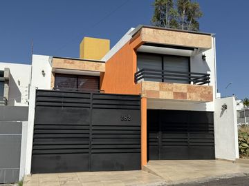 Casa en VENTA sobre Av. Villas del Monte, Fracc. Montaña Monarca en Altozano. SW5038