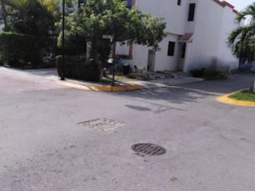 Casa En Cancún, Privada De Valparaíso Lote 31 Mz 33 Supermanzana 523 Fracc. San Gerónimo En Cancún. Av. Cancún, Av. Chac Mool. FL19-RU