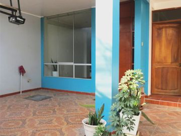 CASA 3 PISOS EN VENTA 150 M2 CALLE SAGITARIO - ATE