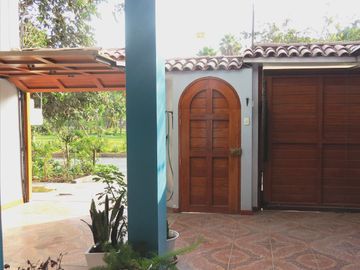 CASA 3 PISOS EN VENTA 150 M2 CALLE SAGITARIO - ATE